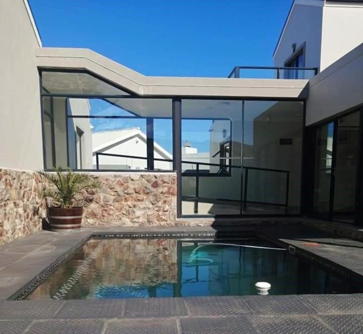 Elizabeth House Hotel Hermanus Bagian luar foto